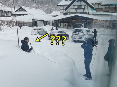 NHK也愛假新聞？記者「大雪過腰」呼救　路人輕鬆走過：問號？？