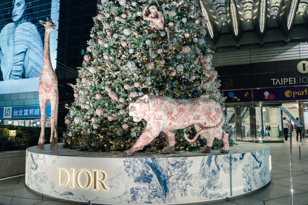▲▼台北101全球唯一dior叢林動物派對聖誕樹。（圖／好景點提供）
