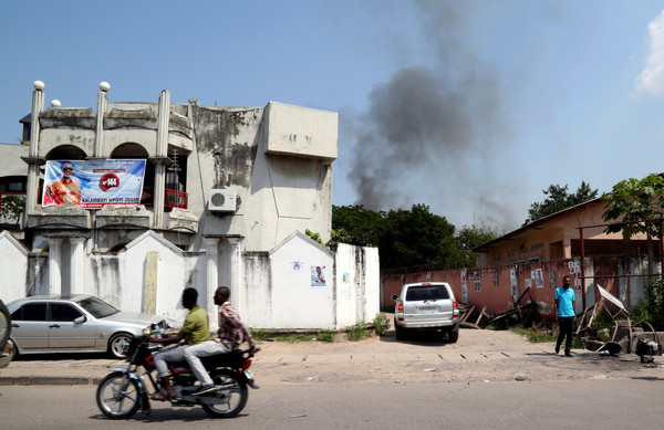 ▲▼剛果民主共和國將在12月23日的總統大選首次使用投票機，但在選舉前卻發生選委會大樓疑似遭人為縱火，燒毀機器。（圖／路透）