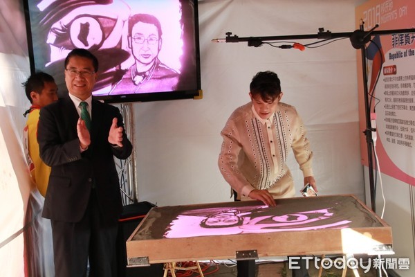 ▲▼內政部部長徐國勇(左)非常讚賞菲律賓籍藝術家馬力歐(右)沙畫表演。（圖／記者林煒傑翻攝）