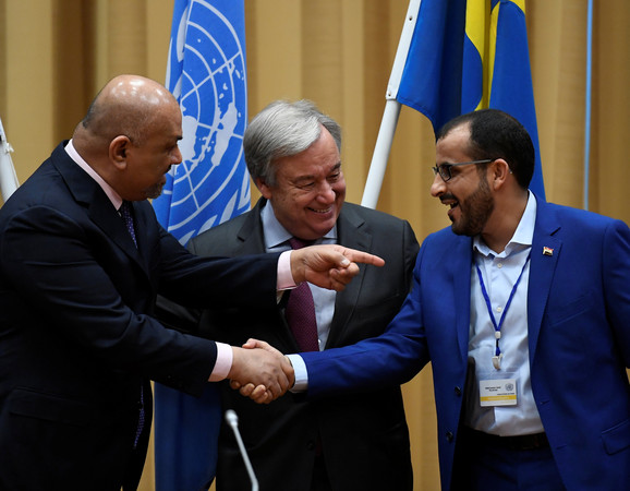 ▲▼葉門外交部長（左）及叛軍首領（右）相互握手，圖中為聯合國秘書長古特瑞斯。（圖／路透）
