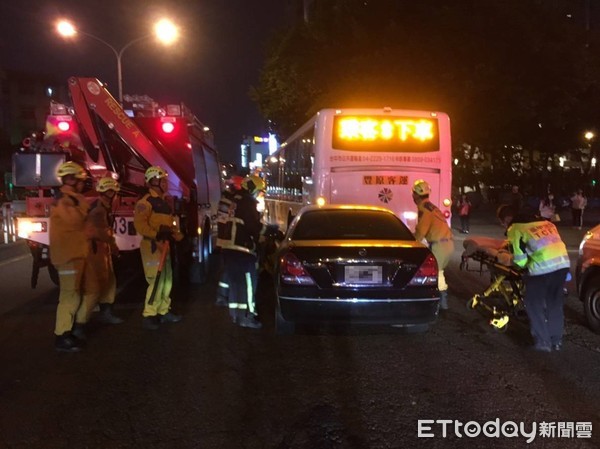 ▲▼黑色轎車追撞直接卡進客運車底，轎車凹陷變形。（圖／記者唐詠絮翻攝，以下同）