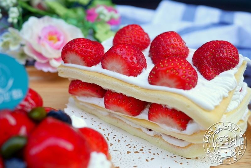 ▲▼三層草莓牛奶蛋糕口感柔軟。（圖／嵐嵐的饗樂生活誌提供）