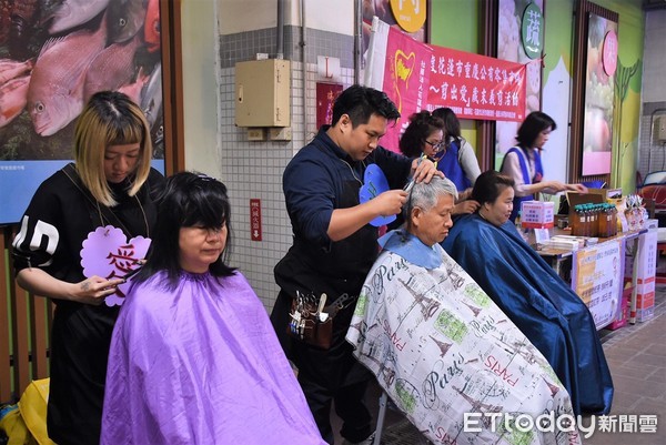 ▲花蓮市公所主任秘書翁美華響應義剪，讓設計師為她修剪髮型。（圖／花蓮市公所提供，下同）