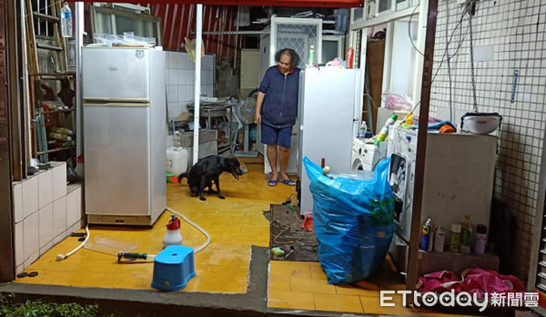 ▲▼癌末獨居男「錢都拿去買飼料」　愛犬住院流淚：我放心不下牠。（圖／網友高泰泰提供）