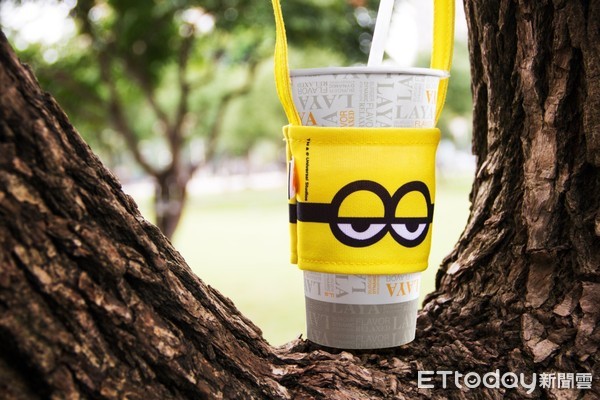 ▲小小兵迷必收藏！吃早餐可集點換購獨家限量飲料提袋與環保袋。（圖／拉亞漢堡提供)