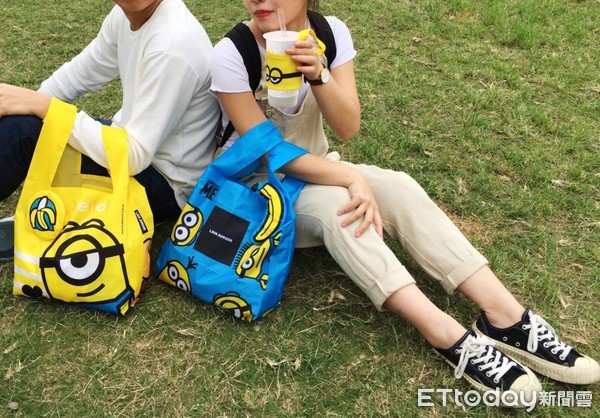 ▲小小兵迷必收藏！吃早餐可集點換購獨家限量飲料提袋與環保袋。（圖／拉亞漢堡提供)