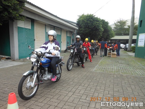 ▲術科測驗須實地騎乘125C.C.循環檔機車。（圖／花蓮林管處提供，下同）