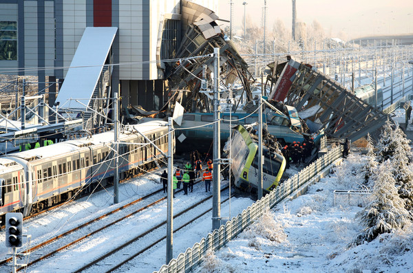 ▲土耳其高鐵出軌意外造成至少9人死亡。（圖／路透）