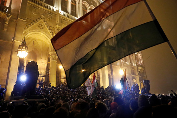 ▲▼匈牙利民眾聚集在布達佩斯國會大樓外，抗議新勞動法。（圖／路透）