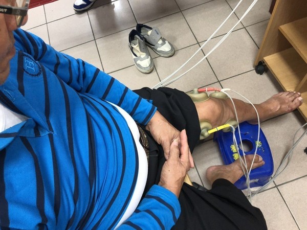 ▲70歲阿伯粉碎骨折坐輪椅，靠復健恢復走路。（圖／記者唐詠絮翻攝）