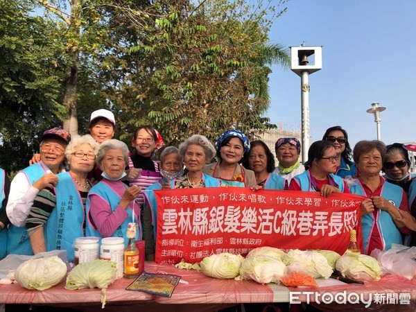 ▲▼新科縣長張麗善，用雲林縣自產的高麗菜，自製泡菜簡單健康又美味。（圖／記者唐詠絮攝）