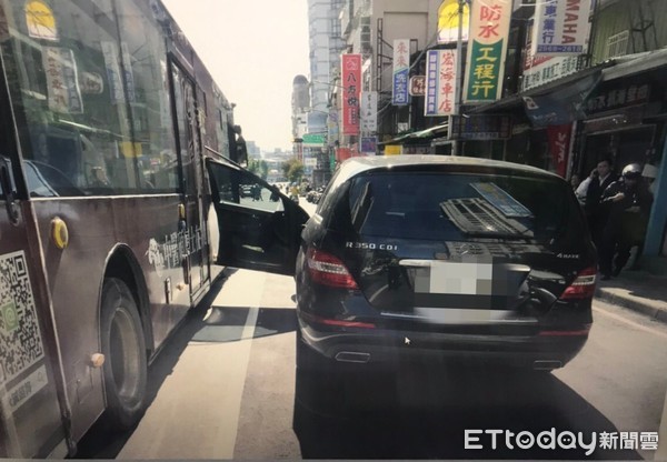 ▲▼賓士車女駕駛未依規定開啟車門，車門被公車一撞成180度。（圖／記者陳豐德翻攝）