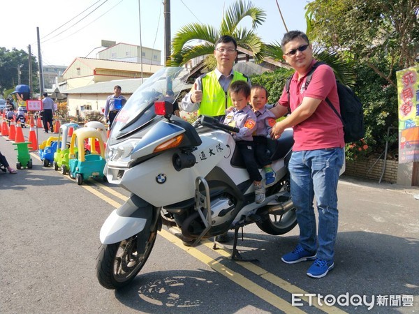 ▲台南市警白河分局於12月15、16兩日，辦理小小警察體驗營活動，小朋友換上帥氣的警察制服，萌警的模樣相當逗趣、可愛。（圖／記者林悅翻攝，下同）