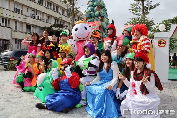 ▲幼兒園以300顆高麗菜布置成高約4公尺聖誕樹，成了另類「高麗菜聖誕樹」相當吸睛。（圖／記者王兆麟攝，下同）