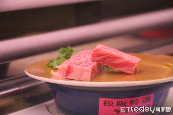 ▲吃得到松阪牛！全日本唯一的迴轉燒肉　想吃什麼就拿什麼。（圖／記者黃士原攝）