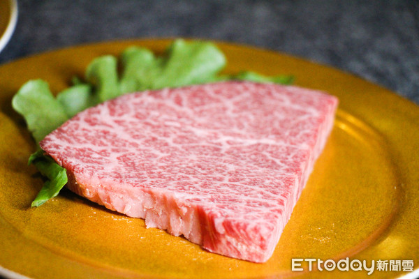 ▲吃得到松阪牛！全日本唯一的迴轉燒肉　想吃什麼就拿什麼。（圖／記者黃士原攝）