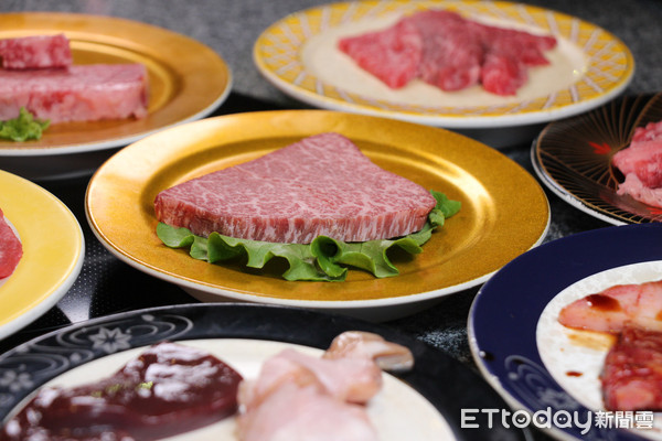 ▲吃得到松阪牛！全日本唯一的迴轉燒肉　想吃什麼就拿什麼。（圖／記者黃士原攝）