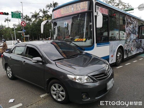 ▲▼台北市羅斯福路新生南路口16日上午發生車禍。（圖／記者黃彥傑攝）