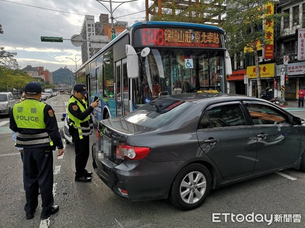 ▲▼▲▼台北市羅斯福路新生南路口16日上午發生車禍。（圖／記者黃彥傑攝）