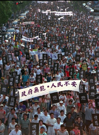 ▲▼台灣1997年「504悼曉燕，為台灣而走」大遊行。504大遊行,白曉燕命案。（圖／達志影像／美聯社）