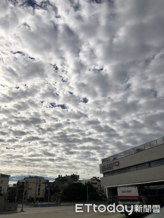▲▼新竹天空也出現瀑布雲。（圖／記者陳俊宏攝）