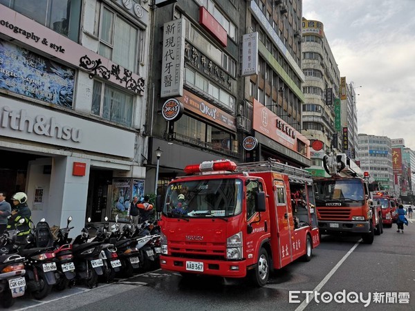 ▲▼北市南京東路商業大樓傳出火警，地下室不斷冒出濃煙。（圖／記者黃彥傑攝）