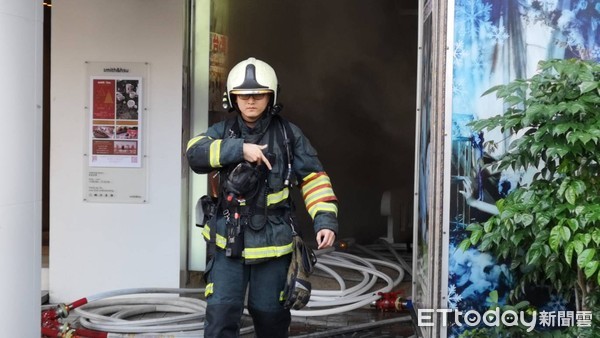 ▲▼北市南京東路商業大樓傳出火警，地下室不斷冒出濃煙。（圖／記者黃彥傑攝）