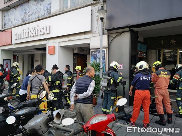 ▲▼北市南京東路商業大樓傳出火警，地下室不斷冒出濃煙。（圖／記者黃彥傑攝）