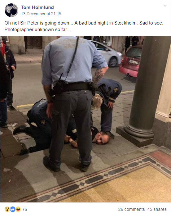 ▲彼得默爾菲遭警方壓制帶走。（圖／翻攝自Facebook／「Tom Holmlund‎」）