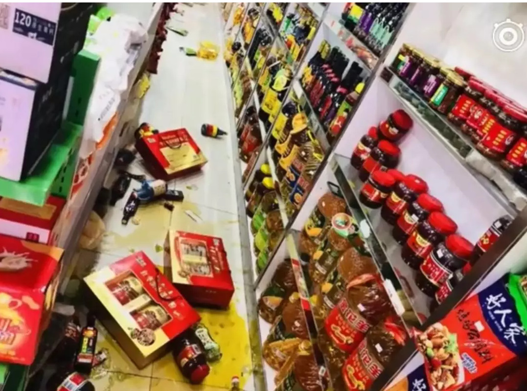 ▲▼地震發生後超市物品散落一地。（圖／翻攝自微信／北京日報）