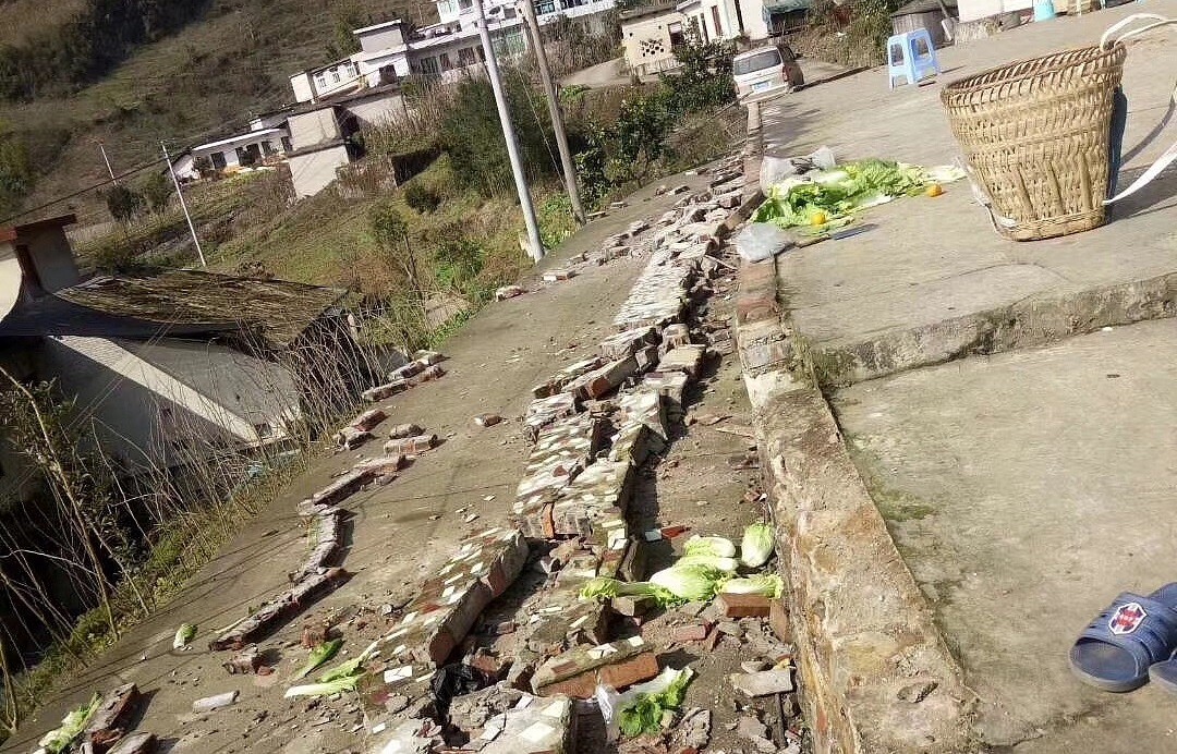 ▲▼16日地震發生後，興文縣周家鎮震感強烈，一農戶外牆發生坍塌。（圖／視覺中國）