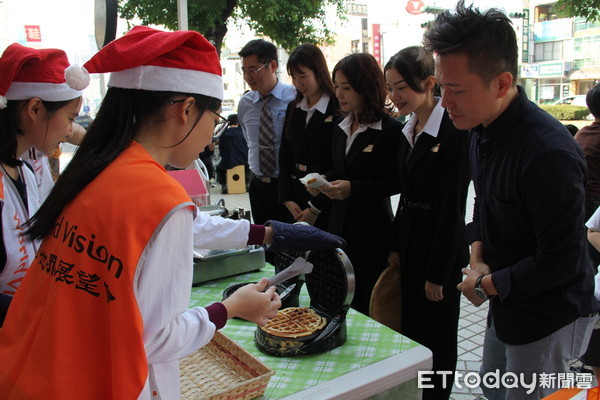 ▲▼嘉義女中學生義賣鬆餅籌募興建水井費用幫助柬埔寨當地孩童用水。（圖／記者翁聖勳翻攝，下同）