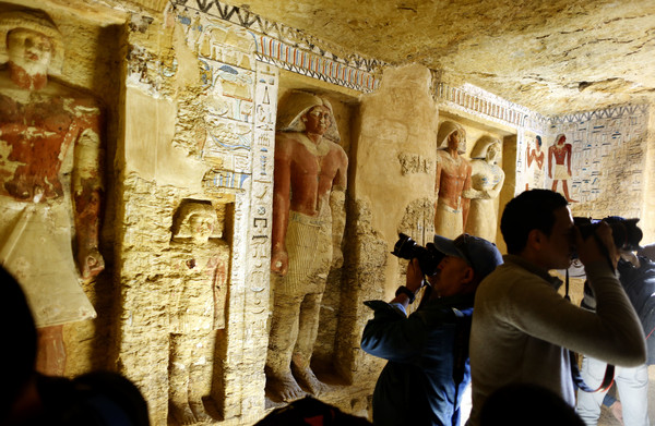 ▲▼ 埃及當局在開羅以南的薩卡拉（Saqqara）金字塔群，發現了一座距今約4400年的祭司墓室。（圖／達志影像／美聯社）