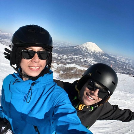 ▲阿電和霸天去北海道滑雪，聽到了對方說「我要有小孩了。」（圖／翻攝自臉書／八三夭阿電）