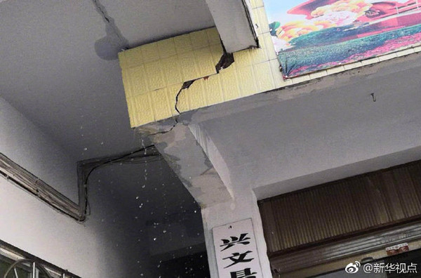 ▲四川宜賓16日發生芮氏規模5.7地震，部分老舊房屋龜裂倒塌。（圖／翻攝自微博）