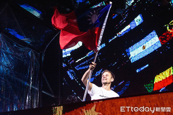 ▲▼「We Are Connected電音派對」＆DJ專訪。Armin van Buuren表演,國旗（圖／記者季相儒攝）