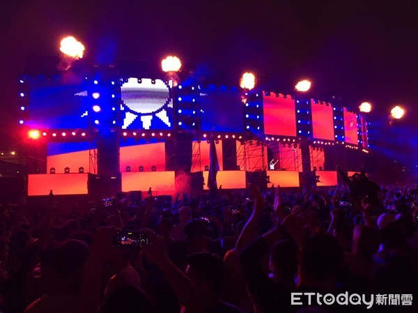 ▲▼「We Are Connected電音派對」＆DJ專訪。煙火,Armin van Buuren表演（圖／記者洪文攝）