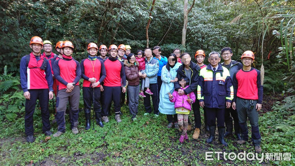 ▲鳥嘴山失聯，21小時找到2大2小登山客             。（圖／記者陳凱力翻攝）