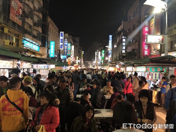 ▲▼4名長髮辣妹在高雄六合夜市熱舞快閃。（圖／民眾周敬恆提供）