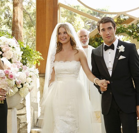 艾蜜莉芬凱普（Emily VanCamp）和喬許鮑曼（Josh Bowman）結婚 。（圖／《復仇》劇照）