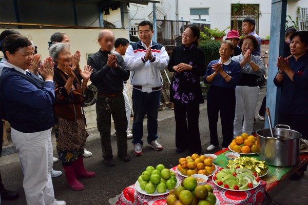 12月14日慈濟志工準備湯圓、橘子、棗子、番茄、餅乾等，眾人唱著「無量壽福」的歌，祝福關爺爺歲歲平安、事事如意，在眾人的祝福中，關爺爺歡慶入新厝。(圖為慈濟基金會提供)