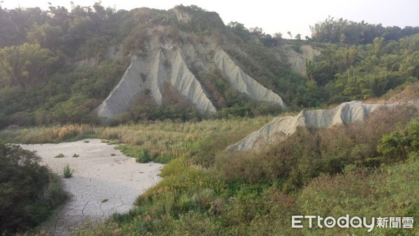 ▲龍崎工業區掩埋場址屬泥岩地質，不適耕種，被認為是合適的掩埋場址，但因這種地質在全球僅剩3座，環保團體則力阻開發。（圖／記者林悅翻攝）