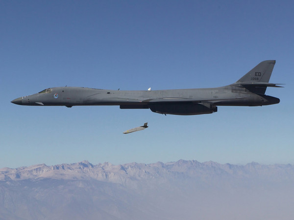 ▲由B-1B轟炸機投放的LRASM。（圖／翻攝自維基百科）