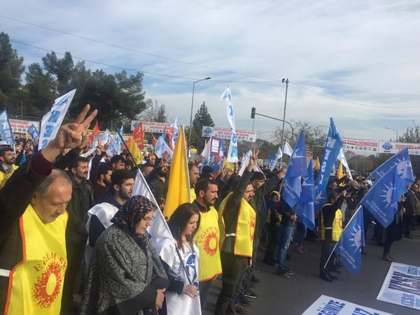▲▼土耳其數千名示威者穿著黃背心上街抗議。（圖／取自KESK臉書粉絲專頁）