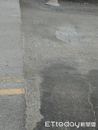 ▲▼臉書《汐止集團》有網友拍攝事發地點，道路充滿砂礫造成接連多起騎士自摔。（圖／記者張君豪翻攝）