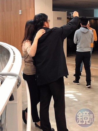 馬先生前妻與陳律師搭肩拍照的動作像是一般情侶一樣。