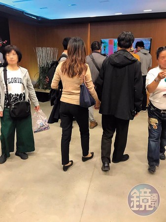 前妻與當時離婚官司的律師在台中花博牽手，被馬先生用手機拍下。