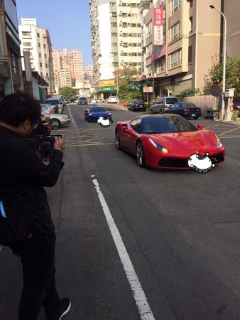 ▲這場婚禮不僅伴娘超吸睛，禮車排場也讓人目不轉睛。（圖／翻攝自爆廢公社）