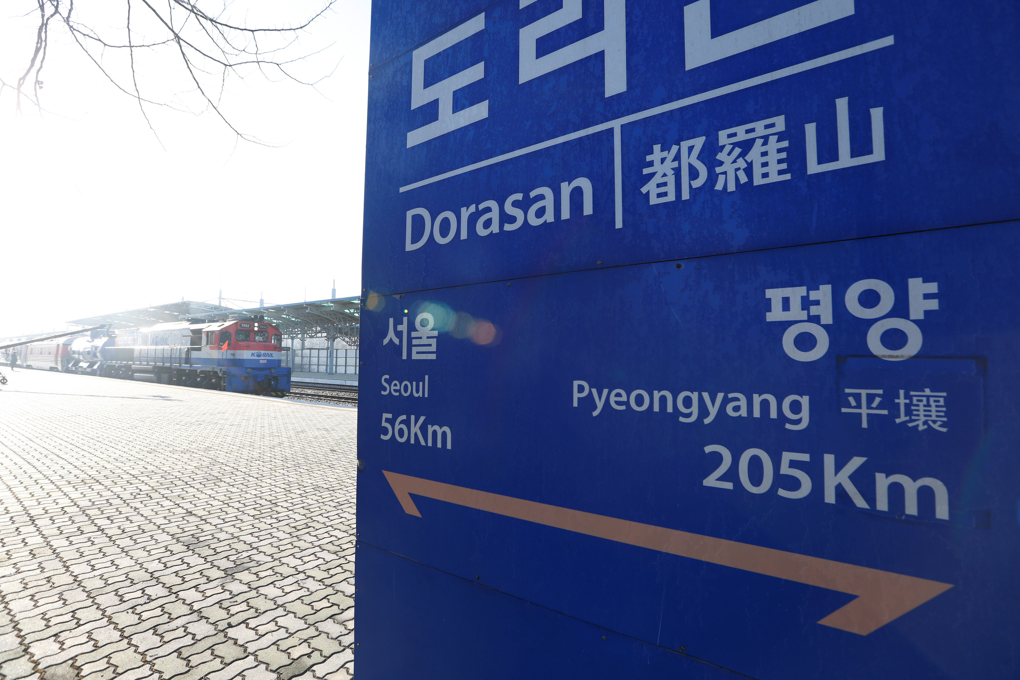 Дороги в южной корее. Корея дорога. Северная Корея и Южная Корея дорога. Логотип железной дороги Южной Кореи. Когда Корея объединится.